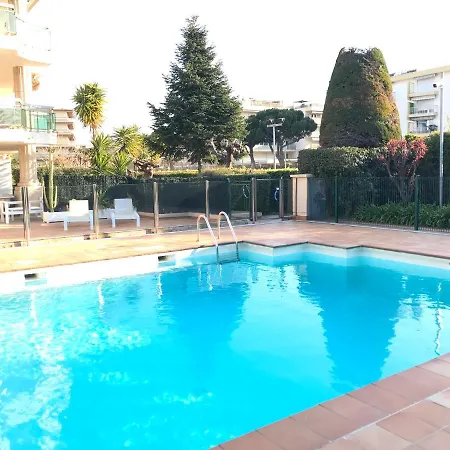 Apartman En Rez De Jardin En Bord De Avec Piscine