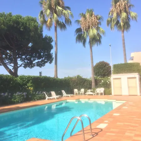 En Rez De Jardin En Bord De Avec Piscine Apartman *