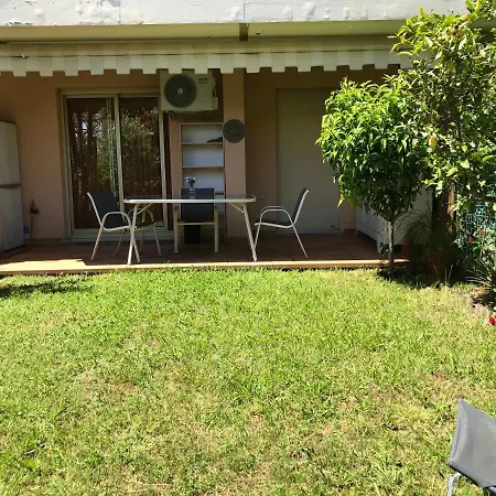 Apartman En Rez De Jardin En Bord De Avec Piscine