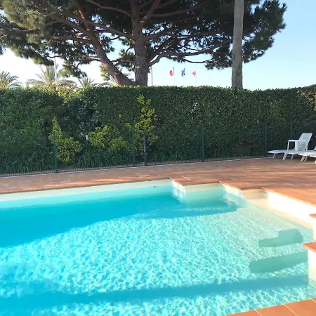 Apartman En Rez De Jardin En Bord De Avec Piscine *
