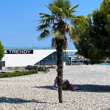 En Rez De Jardin En Bord De Avec Piscine Apartman