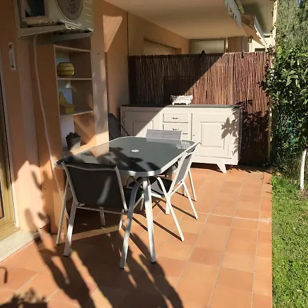 En Rez De Jardin En Bord De Avec Piscine Apartman *