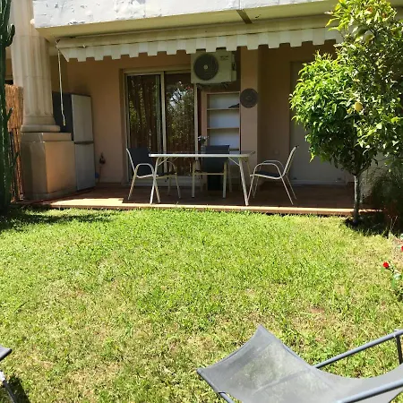 Apartman En Rez De Jardin En Bord De Avec Piscine