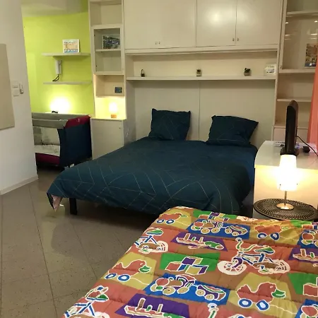 En Rez De Jardin En Bord De Avec Piscine Apartmán