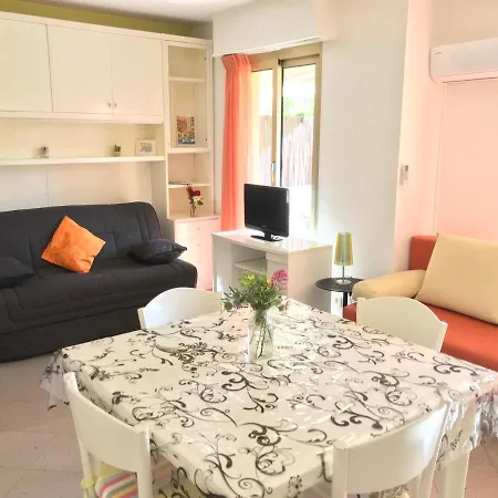 En Rez De Jardin En Bord De Avec Piscine Apartmán