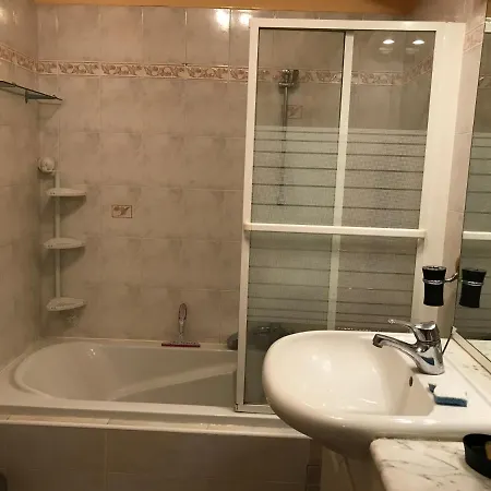 En Rez De Jardin En Bord De Avec Piscine Apartmán