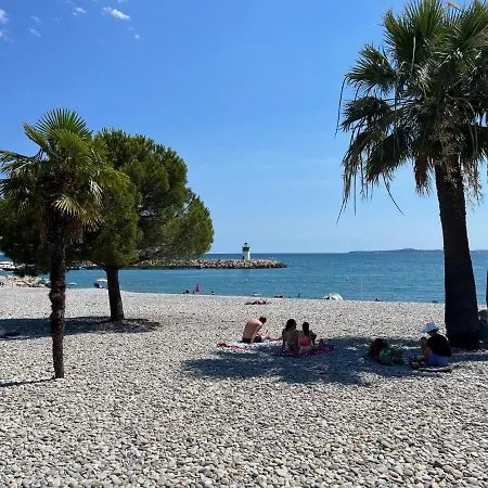 Apartmán En Rez De Jardin En Bord De Avec Piscine